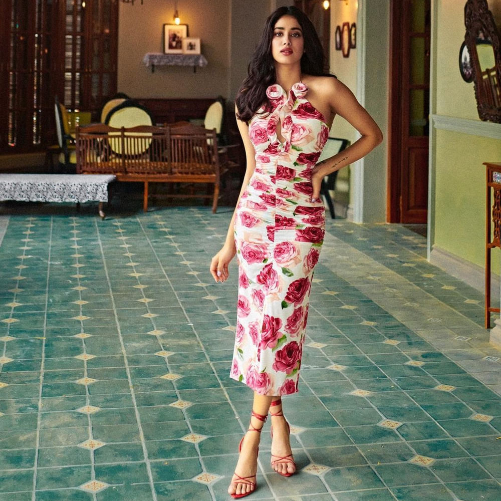 అతిలోక సుందరి  శ్రీదేవి వారసురాలిగా సినీరంగ ప్రవేశం చేసింది అందాల తార జాన్వీ కపూర్. బాలీవుడ్ దఢక్ చిత్రంతో వెండితెరకు పరిచయం అయింది ఈ బ్యూటీ.  తర్వాత పలు బాలీవుడ్ చిత్రాల్లో నటించి మెప్పించింది. ప్రస్తుతం ఎన్టీఆర్ సరసన దేవర చిత్రంలో కథానాయకిగా చేస్తుంది ఈ వయ్యారి. ఈ చిత్రం ద్వారా తెలుగు తెరకు పరిచయం కానుంది ఈ ముద్దుగుమ్మ. ఇటీవల వరుణ్ ధావన్ తో బవాల్ పూర్తిచేసుకుంది. తాజాగా సోషల్ మీడియాలో ఈ భామ షేర్ చేసిన ఫోటోలకు కుర్రాళ్లు ఫిదా అవుతున్నారు.