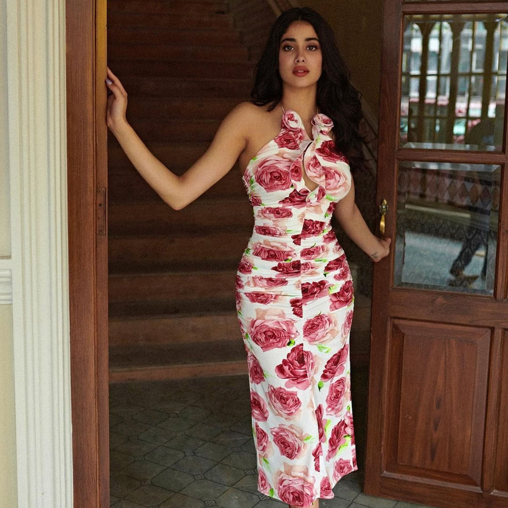 అతిలోక సుందరి  శ్రీదేవి వారసురాలిగా సినీరంగ ప్రవేశం చేసింది అందాల తార జాన్వీ కపూర్. బాలీవుడ్ దఢక్ చిత్రంతో వెండితెరకు పరిచయం అయింది ఈ బ్యూటీ.  తర్వాత పలు బాలీవుడ్ చిత్రాల్లో నటించి మెప్పించింది. ప్రస్తుతం ఎన్టీఆర్ సరసన దేవర చిత్రంలో కథానాయకిగా చేస్తుంది ఈ వయ్యారి. ఈ చిత్రం ద్వారా తెలుగు తెరకు పరిచయం కానుంది ఈ ముద్దుగుమ్మ. ఇటీవల వరుణ్ ధావన్ తో బవాల్ పూర్తిచేసుకుంది. తాజాగా సోషల్ మీడియాలో ఈ భామ షేర్ చేసిన ఫోటోలకు కుర్రాళ్లు ఫిదా అవుతున్నారు.