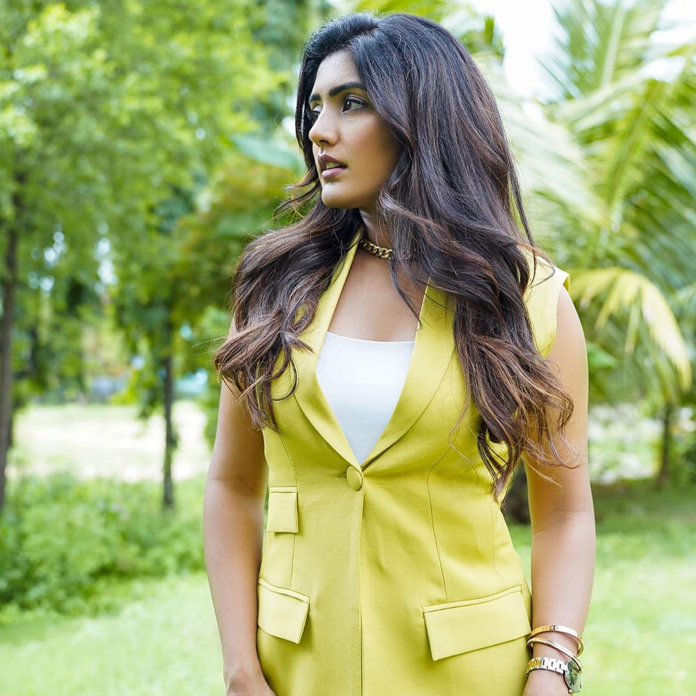 Eesha Rebba Photos (5)