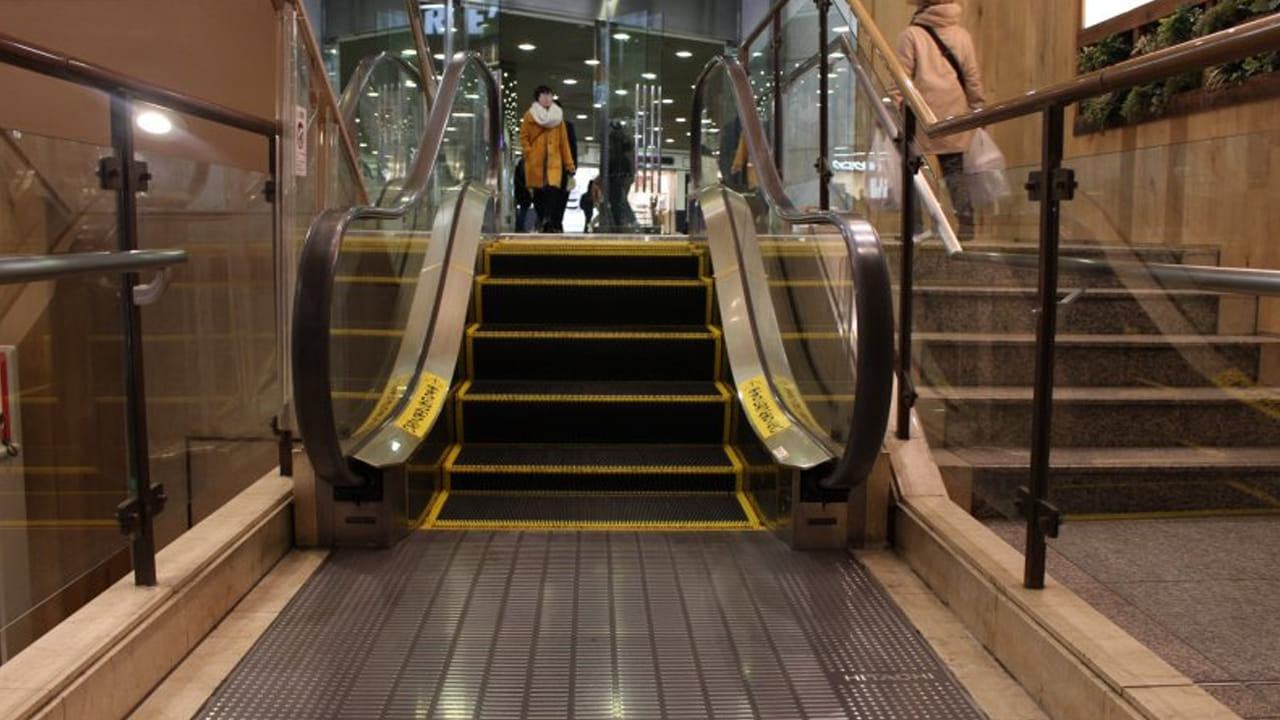 
అలాంటి వింత ఆవిషర్కణే ఈ బుల్లి ఎస్కలేటర్. ఇది ప్రపంచంలోనే అతిచిన్న ఎస్కలేటర్. చిన్న ఇళ్లకు ఉండే మెట్ల కంటే కూడా తక్కువ మెట్లతో ఈ ఎస్కలేటర్‌ను తయారు చేసి ఏర్పాటు చేశారు. 