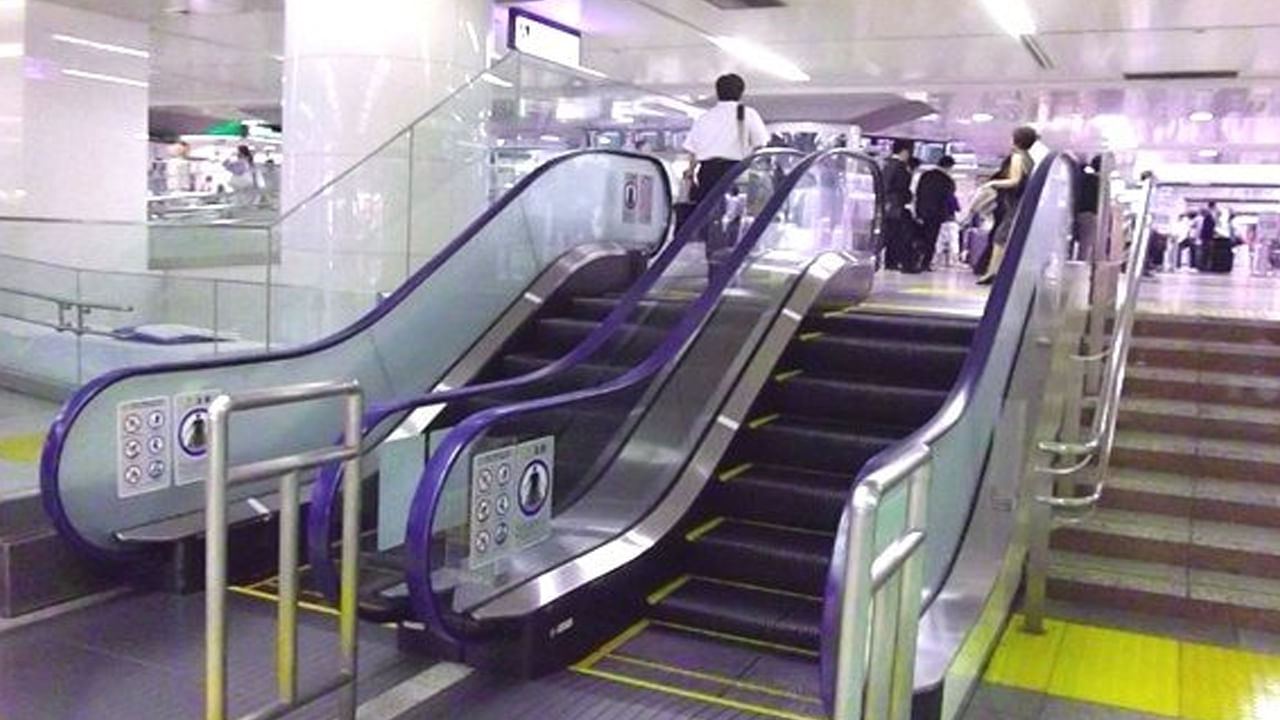 జపాన్‌లోని కవాసాకి నగరంలోని ఈ అతి చిన్న ఎస్కలేటర్ కనిపిస్తోంది. కవాసాకి రైల్వే స్టేషన్ దక్షిణ వైపు నుంచి బయటకు వస్తే.. మోర్ అనే డిపార్ట్‌మెంట్ స్టోర్‌లో ఇది ఉంది. 