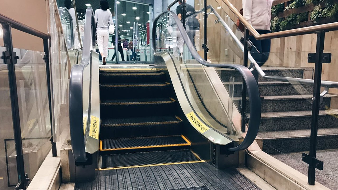 ఈ బుల్లి ఎస్కలేటర్‌కు కేవలం ఐదు మెట్లు మాత్రమే ఉన్నాయి. చిన్నపిల్లలు, వృద్ధులు కూడా ఆమాత్రం మెట్లు ఎక్కగలుగుతారు. అయితే కూడా దాన్ని ఎందుకు ఏర్పాటు చేశారో అర్థంకాదు. 