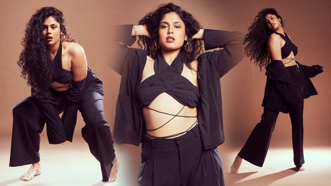 టాలీవుడ్ క్రేజీ హీరోయిన్స్ లో ఒకరైన జాతిరత్నాలు హీరోయిన్ ఫరియా అబ్దుల్లా.. ప్రెసెంట్ ఫుల్ ఫార్మ్ లో ఉంది. హైదరాబాదీ లోకల్ అయిన ఈ అమ్మడు ఈ ఒక్క సినిమాతో యూత్ ను ఎట్ట్రాక్ట్ చేసి ట్రేండింగ్ లోకి వచ్చేసింది. సోషల్ మీడియా లో సైతం ఈ వయ్యారి హాట్ ఫొటోస్ కు కుర్రకారు లో గట్టి ఫాలోయింగ్ ఉంది. ఇక తాజాగా ఈ అమ్మడు న్యూ ఫొటోస్ తో  ఉర్రుతలూగిస్తుంది. 