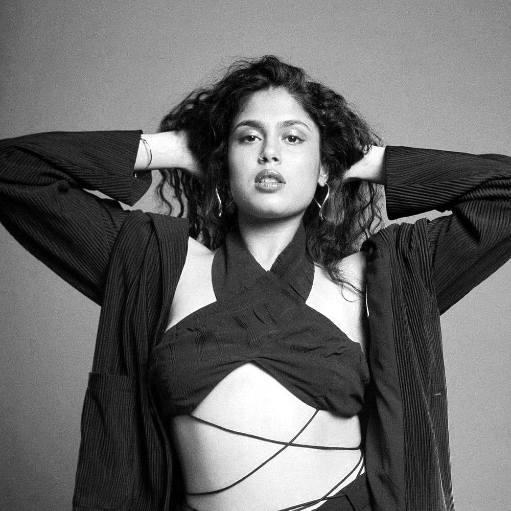 టాలీవుడ్ క్రేజీ హీరోయిన్స్ లో ఒకరైన జాతిరత్నాలు హీరోయిన్ ఫరియా అబ్దుల్లా.. ప్రెసెంట్ ఫుల్ ఫార్మ్ లో ఉంది. హైదరాబాదీ లోకల్ అయిన ఈ అమ్మడు ఈ ఒక్క సినిమాతో యూత్ ను ఎట్ట్రాక్ట్ చేసి ట్రేండింగ్ లోకి వచ్చేసింది. సోషల్ మీడియా లో సైతం ఈ వయ్యారి హాట్ ఫొటోస్ కు కుర్రకారు లో గట్టి ఫాలోయింగ్ ఉంది. ఇక తాజాగా ఈ అమ్మడు న్యూ ఫొటోస్ తో  ఉర్రుతలూగిస్తుంది. 