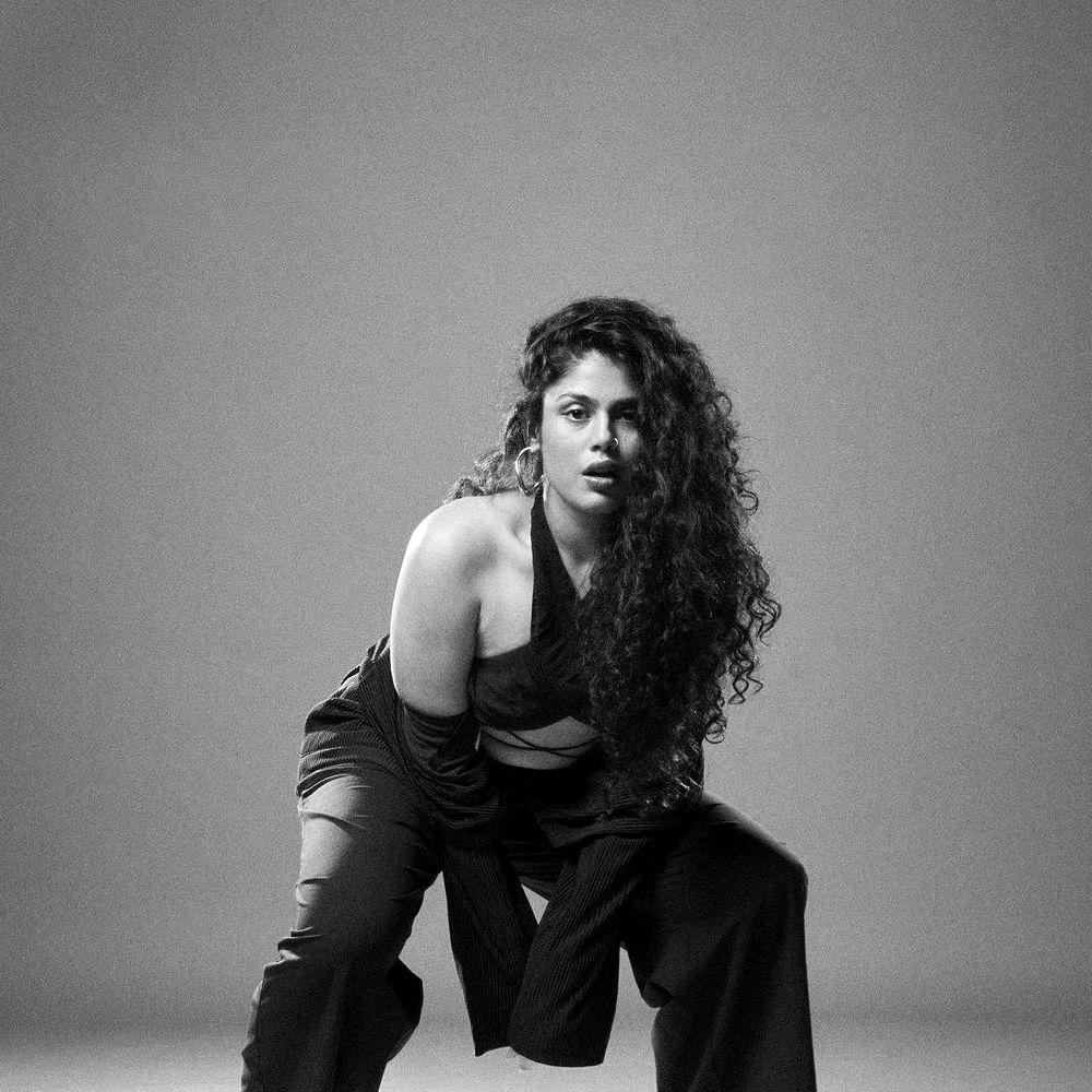 టాలీవుడ్ క్రేజీ హీరోయిన్స్ లో ఒకరైన జాతిరత్నాలు హీరోయిన్ ఫరియా అబ్దుల్లా.. ప్రెసెంట్ ఫుల్ ఫార్మ్ లో ఉంది. హైదరాబాదీ లోకల్ అయిన ఈ అమ్మడు ఈ ఒక్క సినిమాతో యూత్ ను ఎట్ట్రాక్ట్ చేసి ట్రేండింగ్ లోకి వచ్చేసింది. సోషల్ మీడియా లో సైతం ఈ వయ్యారి హాట్ ఫొటోస్ కు కుర్రకారు లో గట్టి ఫాలోయింగ్ ఉంది. ఇక తాజాగా ఈ అమ్మడు న్యూ ఫొటోస్ తో  ఉర్రుతలూగిస్తుంది. 