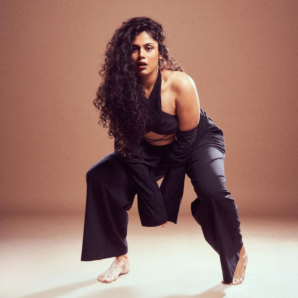 టాలీవుడ్ క్రేజీ హీరోయిన్స్ లో ఒకరైన జాతిరత్నాలు హీరోయిన్ ఫరియా అబ్దుల్లా.. ప్రెసెంట్ ఫుల్ ఫార్మ్ లో ఉంది. హైదరాబాదీ లోకల్ అయిన ఈ అమ్మడు ఈ ఒక్క సినిమాతో యూత్ ను ఎట్ట్రాక్ట్ చేసి ట్రేండింగ్ లోకి వచ్చేసింది. సోషల్ మీడియా లో సైతం ఈ వయ్యారి హాట్ ఫొటోస్ కు కుర్రకారు లో గట్టి ఫాలోయింగ్ ఉంది. ఇక తాజాగా ఈ అమ్మడు న్యూ ఫొటోస్ తో  ఉర్రుతలూగిస్తుంది. 