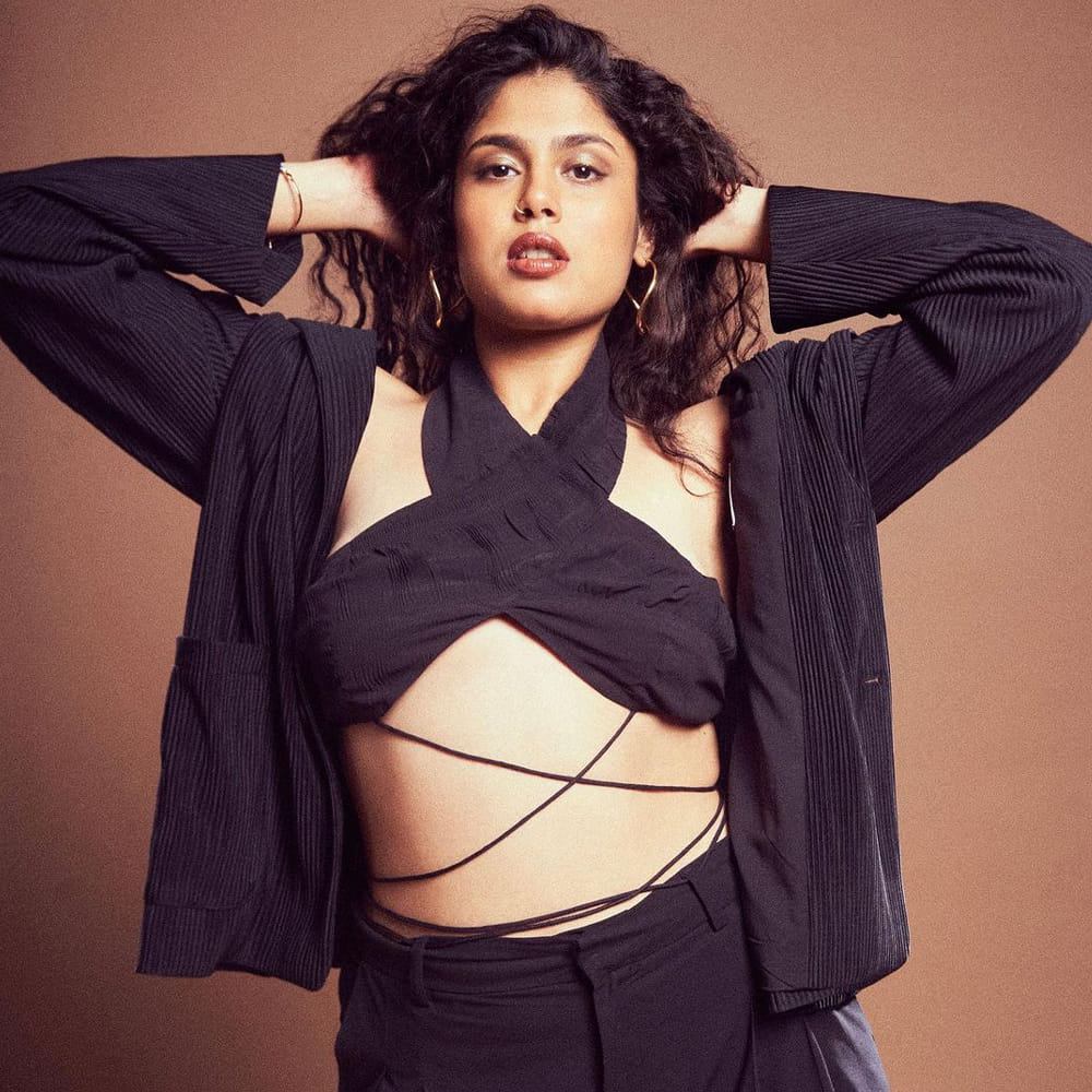 టాలీవుడ్ క్రేజీ హీరోయిన్స్ లో ఒకరైన జాతిరత్నాలు హీరోయిన్ ఫరియా అబ్దుల్లా.. ప్రెసెంట్ ఫుల్ ఫార్మ్ లో ఉంది. హైదరాబాదీ లోకల్ అయిన ఈ అమ్మడు ఈ ఒక్క సినిమాతో యూత్ ను ఎట్ట్రాక్ట్ చేసి ట్రేండింగ్ లోకి వచ్చేసింది. సోషల్ మీడియా లో సైతం ఈ వయ్యారి హాట్ ఫొటోస్ కు కుర్రకారు లో గట్టి ఫాలోయింగ్ ఉంది. ఇక తాజాగా ఈ అమ్మడు న్యూ ఫొటోస్ తో  ఉర్రుతలూగిస్తుంది. 