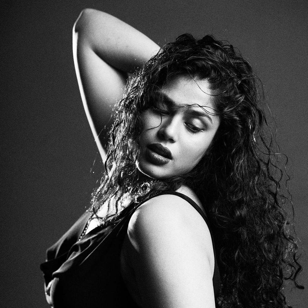 టాలీవుడ్ క్రేజీ హీరోయిన్స్ లో ఒకరైన జాతిరత్నాలు హీరోయిన్ ఫరియా అబ్దుల్లా.. ప్రెసెంట్ ఫుల్ ఫార్మ్ లో ఉంది. హైదరాబాదీ లోకల్ అయిన ఈ అమ్మడు ఈ ఒక్క సినిమాతో యూత్ ను ఎట్ట్రాక్ట్ చేసి ట్రేండింగ్ లోకి వచ్చేసింది. సోషల్ మీడియా లో సైతం ఈ వయ్యారి హాట్ ఫొటోస్ కు కుర్రకారు లో గట్టి ఫాలోయింగ్ ఉంది. ఇక తాజాగా ఈ అమ్మడు న్యూ ఫొటోస్ తో  ఉర్రుతలూగిస్తుంది. 