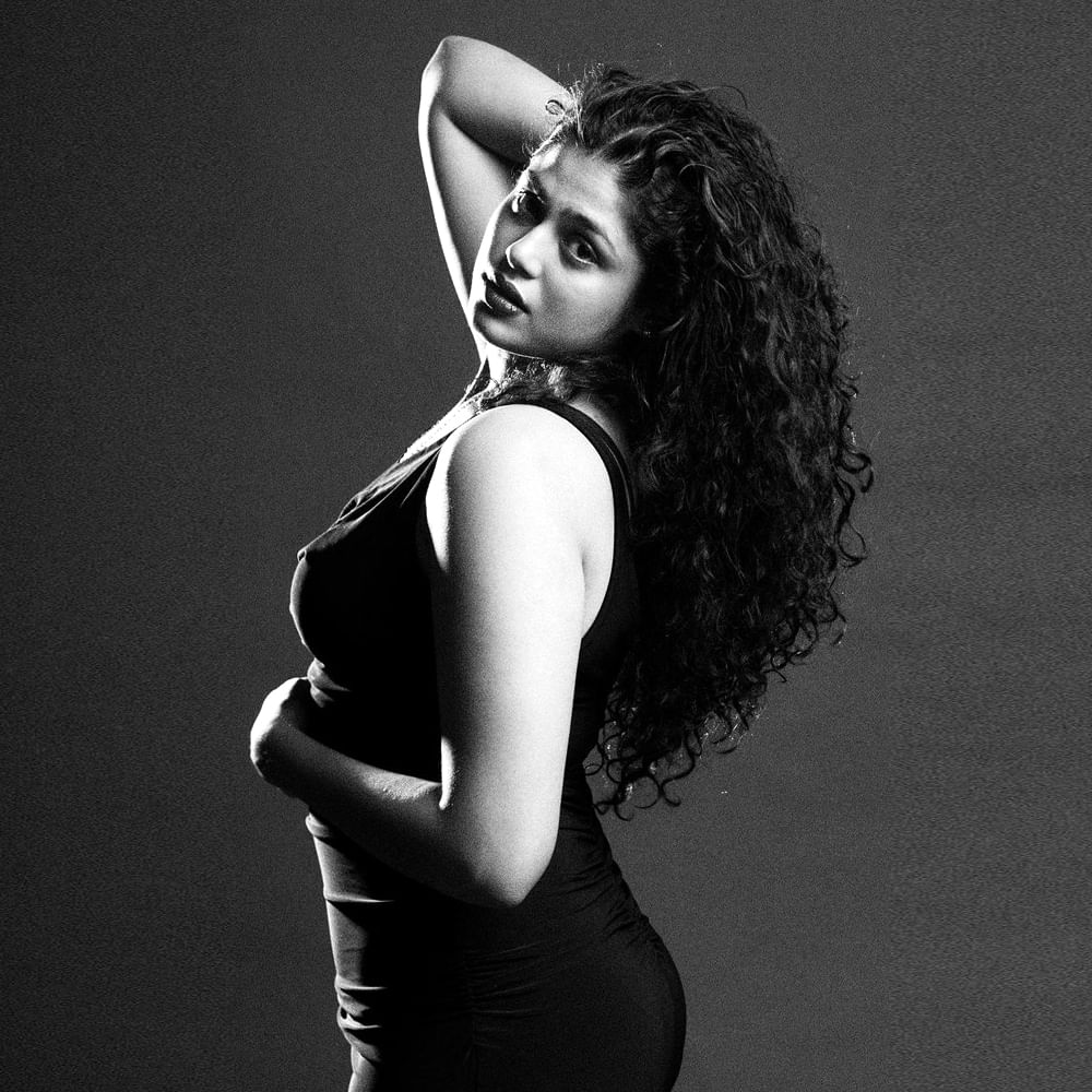 టాలీవుడ్ క్రేజీ హీరోయిన్స్ లో ఒకరైన జాతిరత్నాలు హీరోయిన్ ఫరియా అబ్దుల్లా.. ప్రెసెంట్ ఫుల్ ఫార్మ్ లో ఉంది. హైదరాబాదీ లోకల్ అయిన ఈ అమ్మడు ఈ ఒక్క సినిమాతో యూత్ ను ఎట్ట్రాక్ట్ చేసి ట్రేండింగ్ లోకి వచ్చేసింది. సోషల్ మీడియా లో సైతం ఈ వయ్యారి హాట్ ఫొటోస్ కు కుర్రకారు లో గట్టి ఫాలోయింగ్ ఉంది. ఇక తాజాగా ఈ అమ్మడు న్యూ ఫొటోస్ తో  ఉర్రుతలూగిస్తుంది. 