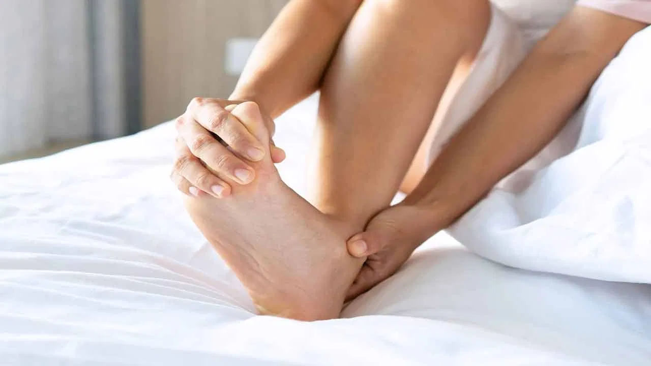 Feet Pain Tips: మీకు ఊరికే కాలు జారుతుందా.. అయితే ఈ సమస్యలు ఉన్నట్లే!!