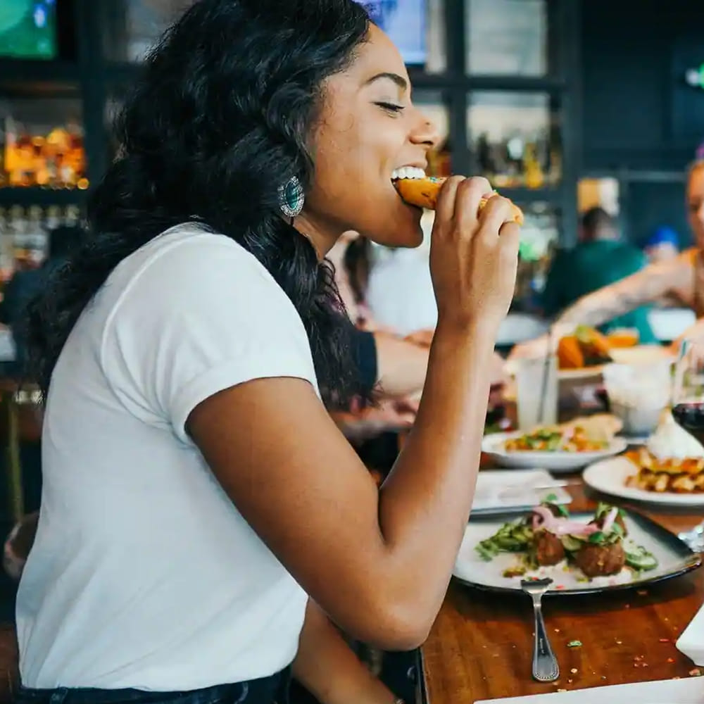 శరీరాన్ని ఆరోగ్యంగా ఉంచేందుకు నిత్యం పోషకాలతో కూడిన హెల్తీ ఫుడ్ తీసుకోవాలి. ఇమ్యూనిటీ పటిష్టంగా ఉంటె దీర్ఘకాలం ఆరోగ్యంగా ఉండగలం. అందుకే ఎప్పుడూ ఆహారపు అలవాట్లు విషయంలో జాగ్రత్తలు వహించాలి. అయితే చాలామంది ఉదయం లేచినవెంటనే ఏది పడిదే అది తింటుంటారు. ఇంకొంతమంది అయితే ఉదయం లేచిన తరువాత చాలా సేపటి వరకూ తినరు.