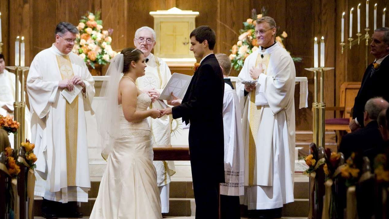 క్రైస్తవులు పెళ్లి చేసుకునేటప్పుడు వధువు తెల్లని దుస్తులు వేసుకొనే సంప్రదాయం ప్రాన్స్‌లోనే పుట్టింది. 1499వ సంవత్సరంలో తొలిసారిగా కింగ్ 12వ లూయిస్ భార్య.. వాళ్ల వివాహానికి తెల్లటి దుస్తులు ధరించింది. 
