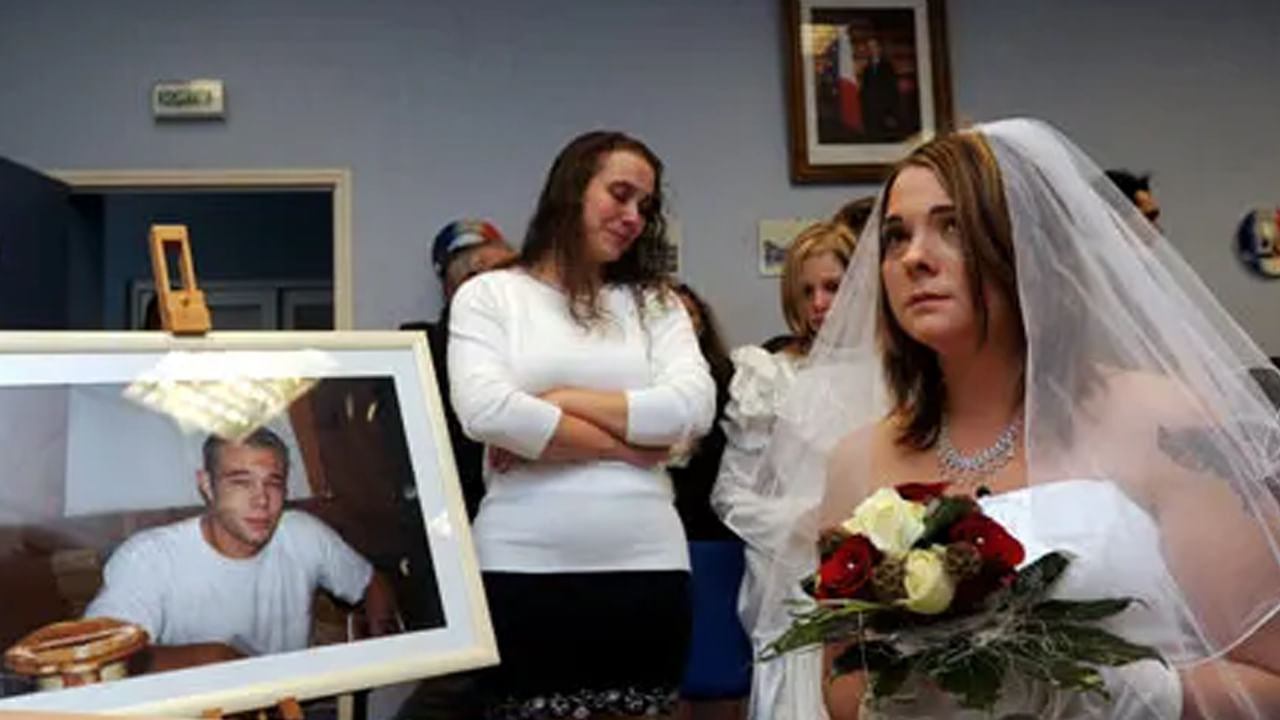 అక్కడ ఒక వ్యక్తిని పెళ్లి చేసుకోవాలని ఫిక్స్ అయ్యాక ఒకవేళ అతను లేదా ఆమె మరణిస్తే వాళ్ల మృతదేహాన్ని కూడా వివాహం చేసుకోవచ్చు. అయితే ఈ విషయంలో ఓ కండిషన్ కూడా ఉంది. చనిపోయిన వారిని చేసుకోవాలంటే వాళ్లు తమని ప్రేమించారని నిరూపించాల్సి ఉంటుంది. 