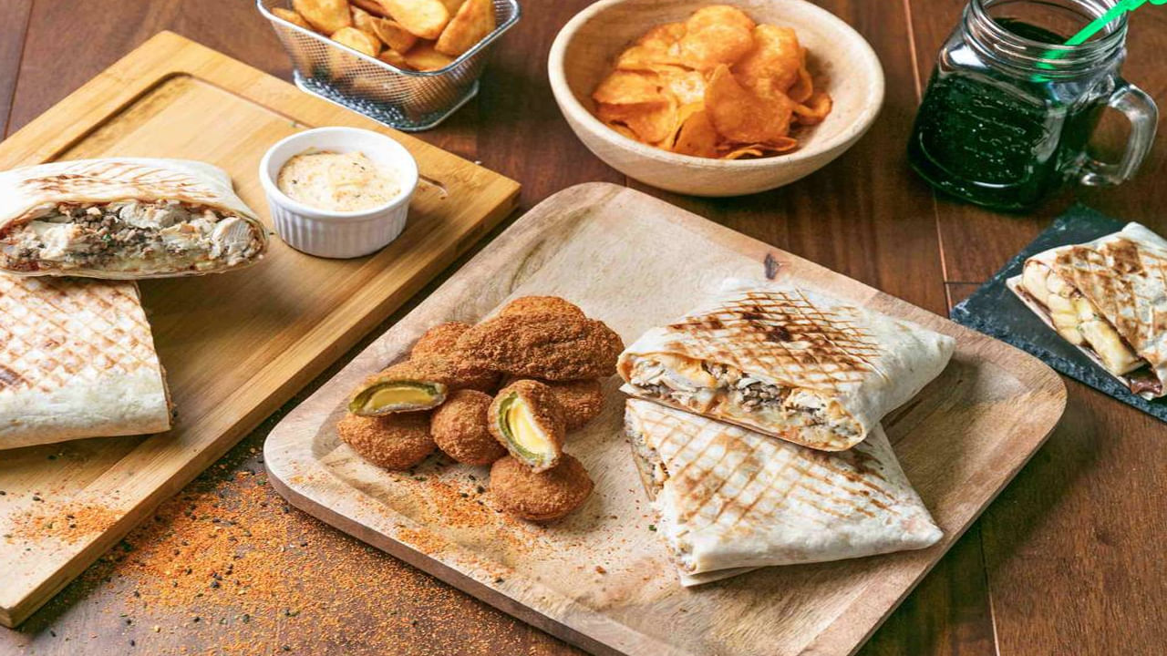 ఫ్రాన్స్‌లో ఆహారాన్ని బయట పారేయడం నిషేధం. ఎవరైనా పట్టుబటితే వాళ్లని కఠినంగా శిక్షిస్తారు. ఒకవేళ ఆహరం మిగిలిపోతే దాన్ని ఛారిటీలకు లేదా ఫుడ్ బ్యాంకులకు ఇవ్వాల్సి ఉంటుంది. 