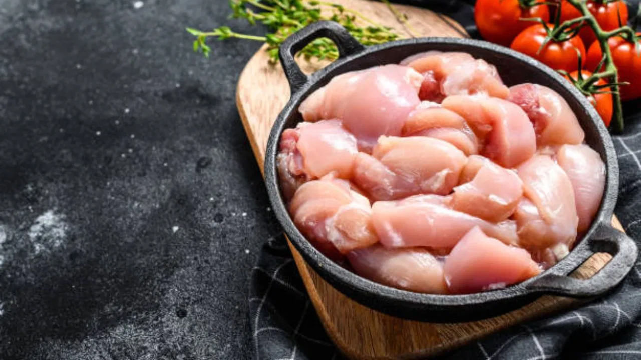 చికెన్ బాగా కడిగిన తర్వాత రుచికి సరిపడా ఉప్పు, కారం, ఒక చెంచా ధనియాల పొడి, కసౌరి మేతి, 2 చెంచాల పెరుగు వేసి 15 నిమిషాల పాటు బాగా మెత్తగా నూరుకోవాలి.