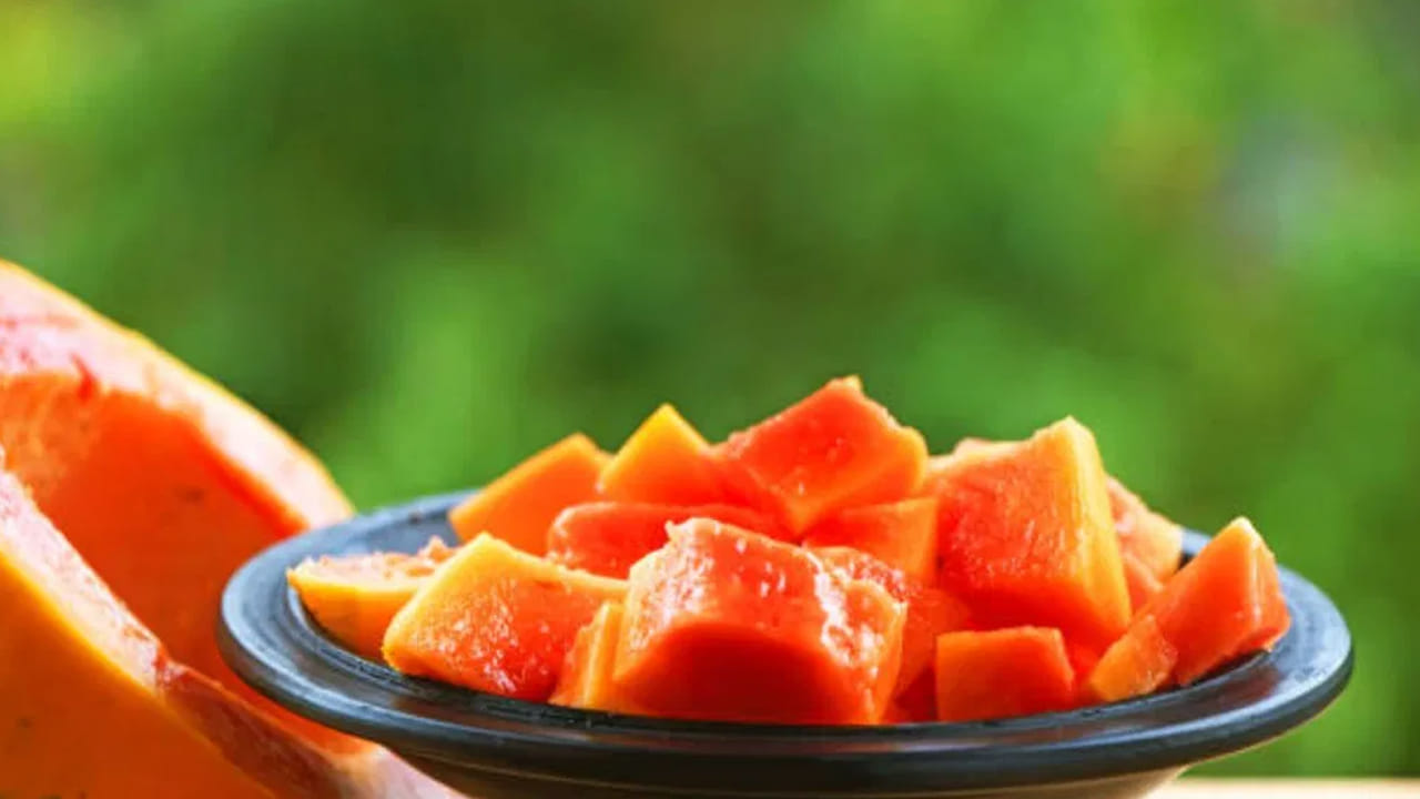 పండిన బొప్పాయి మలబద్ధకం సమస్యల్లో బాగా పనిచేస్తుంది. రోజూ ఒక గిన్నె పండిన బొప్పాయి తినడం అలవాటు చేసుకోండి. పండ్లలో ఫైబర్ పుష్కలంగా ఉంటుంది. రోజూ ఏదైనా రెండు సీజనల్ పండ్లను తినండి. 