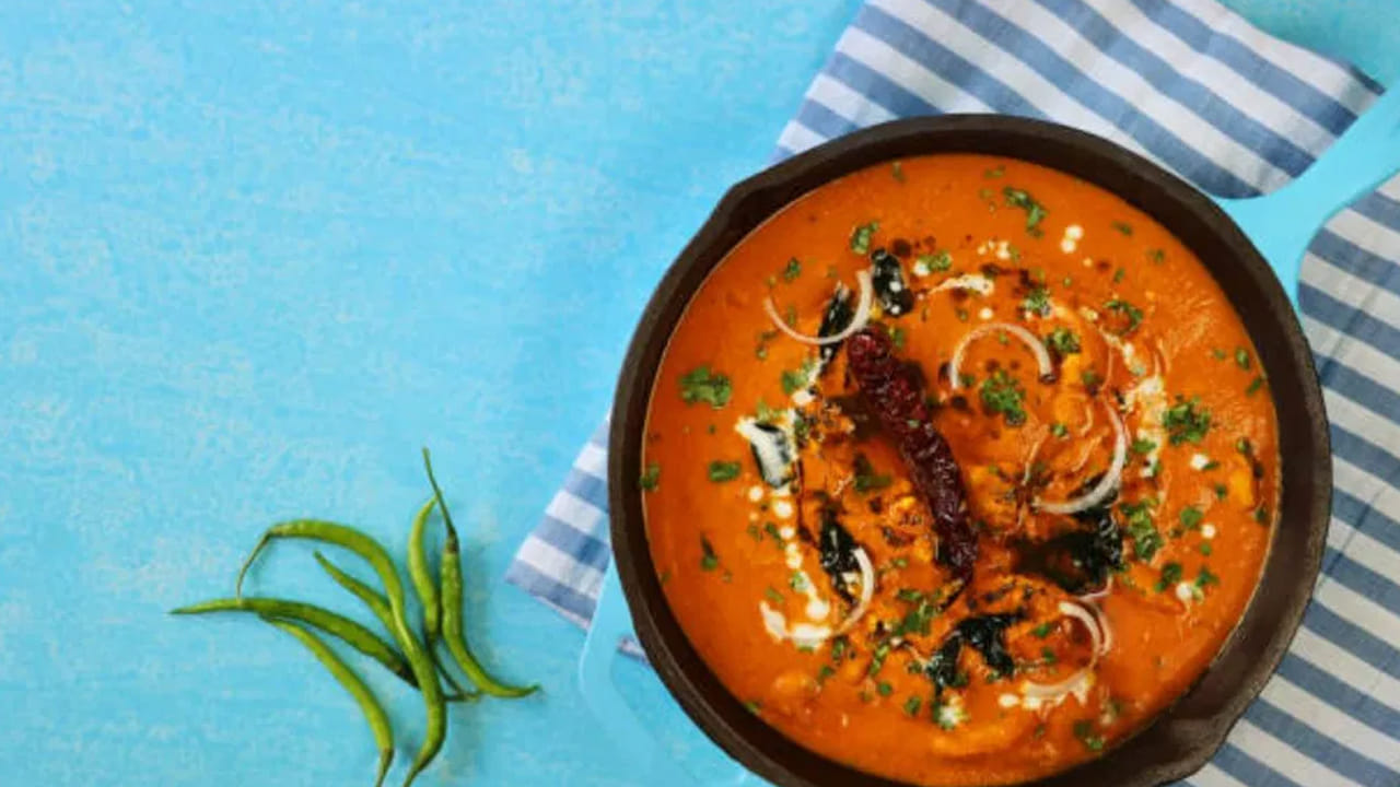 అన్నీ మిక్స్ అయ్యాక అందులో చికెన్‌ని కలుపుతూ వండాలి. చికెన్ ఫ్రై కాగానే మిగిలిన అన్నాన్ని కలపాలి. రుచికి ఉప్పు-చక్కెరతో కదిలించు, కారం పొడి, పసుపుతో రుబ్బు. గసగసాల గింజలను కలిపి కొట్టండి. దీన్ని చికెన్‌లో కలపాలి. తగినంత నీటితో మరిగించాలి.  మంచిగా ఉడికిన తర్వాత వండించండి.