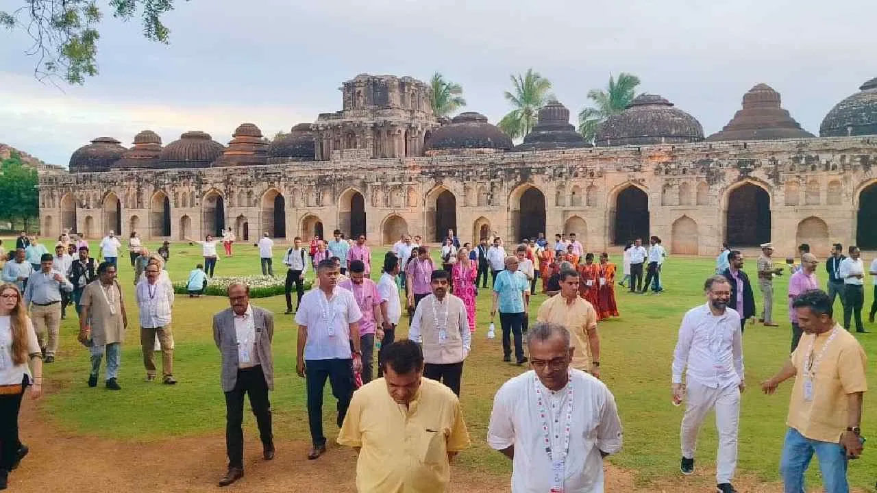 హోస్పేట్ తాలూకాలోని ఒక ప్రైవేట్ హోటల్‌లో జరిగిన షెర్పా సమావేశంలో పాల్గొన్న G-20 దేశాల ప్రతినిధుల కోసం పర్యాటక శాఖ, కేంద్ర, రాష్ట్ర ASI వివిధ సావనీర్‌లను వీక్షించారు.