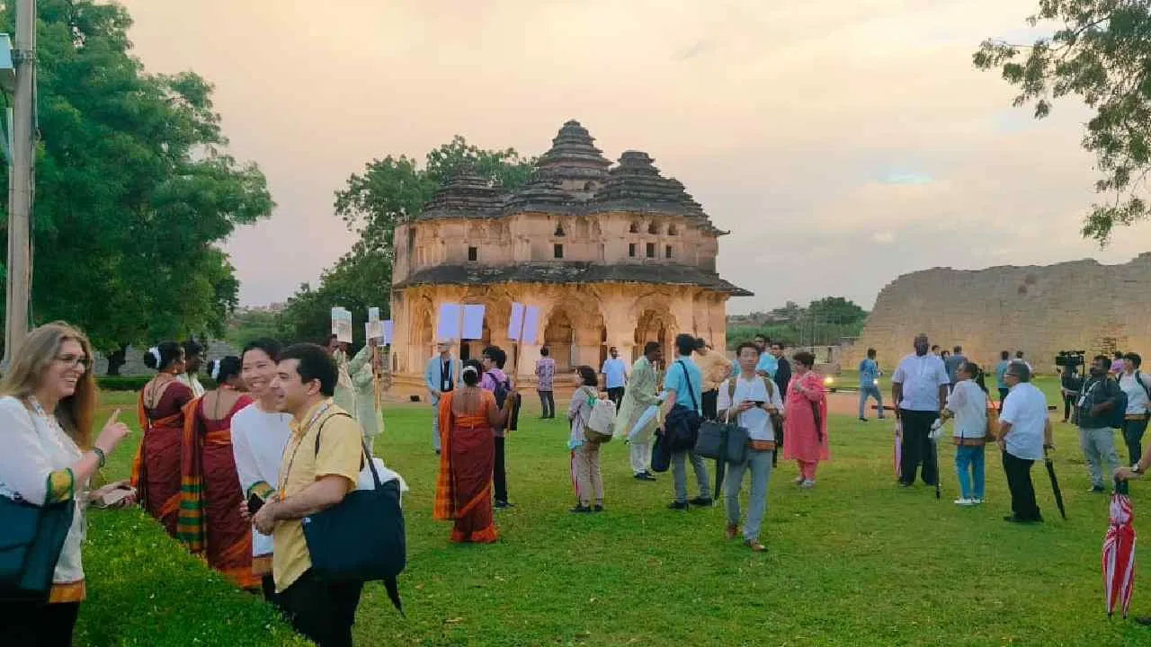 స్మారక చిహ్నాలను వీక్షించిన అనంతరం సాంస్కృతిక కార్యక్రమాల్లో ప్రతినిధులు పాల్గొన్నారు. విజయవిఠల దేవాలయంలో ప్రముఖ జానపద గాయని శిల్పా ముదాబి ఆలపించిన "ఆరతి బెళగిరి కారుణ్య మృద హరణిగే" అనే జానపద గీతంతో అతిథులకు విజయవిఠల ఆలయానికి స్వాగతం పలికారు. విజయవిఠల ఆలయ ప్రాంగణంలోని ప్రతి మండపం నుంచి కళాకారులు తమ కళారూపాలను ప్రదర్శించారు. భారతీయ నాట్యం, మోహినియాట్టం, ఒడిస్సీ, కూచిపూడి నృత్యాలతో అతిథులకు స్వాగతం పలికారు.