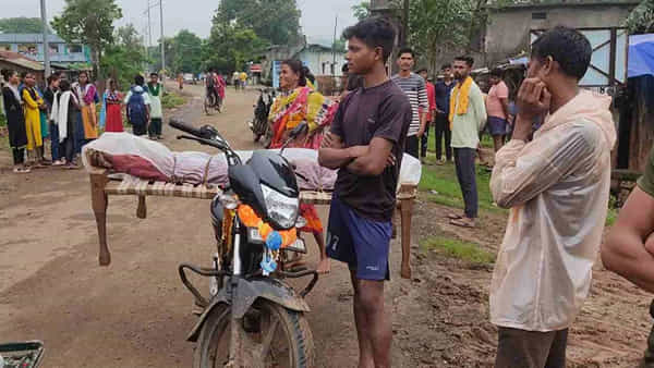 Gadchiroli: హృదయవిదారక ఘటన.. అన్న శవాన్ని బైక్ మీద కట్టి స్వగ్రామానికి తరలించిన తమ్ముడు..