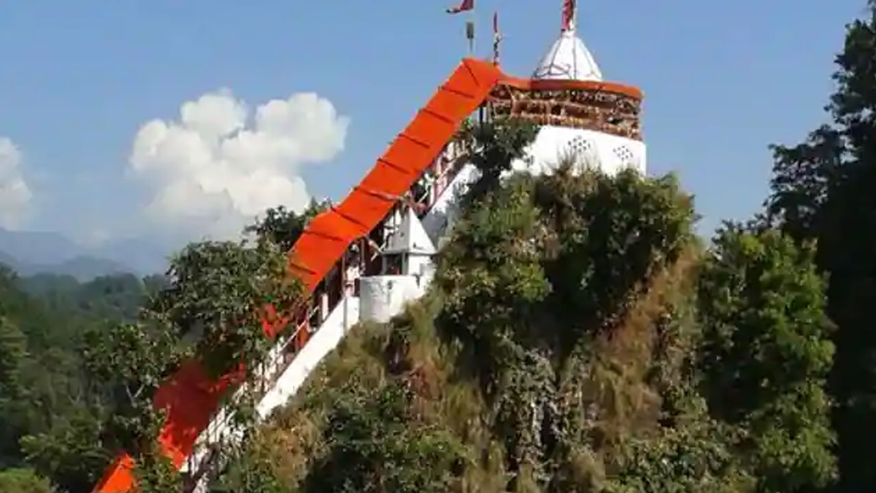 Garjiya Devi Temple- ఇది ఉత్తరాఖండ్‌లోని అత్యంత ప్రసిద్ధ దేవాలయం. ఇది చాలా పవిత్ర స్థలం. గిరిజా దేవి హిమాలయ దేవుడి కుమార్తెగా శివుని భార్యగా అనేక మంది భక్తులు సందర్శిస్తారు.