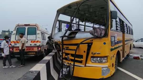 Watch: రాంగ్రూట్లో వచ్చిన స్కూల్ బస్సు.. బలంగా ఢీకొట్టిన కారు.. ఆరుగురు స్పాట్డెడ్.. షాకింగ్ వీడియో వైరల్
