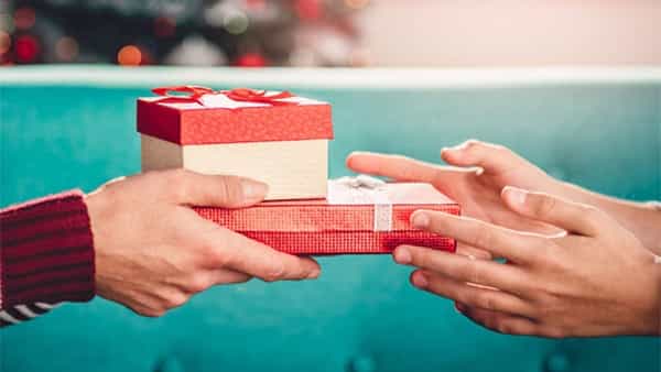Gift Ideas to Parents: మీ అమ్మానాన్నలకు మంచి గిఫ్ట్ ఇవ్వాలనుకొంటున్నారా? అయితే ఈ టెక్ గ్యాడ్జెట్లు ఓసారి ట్రై చేయండి..