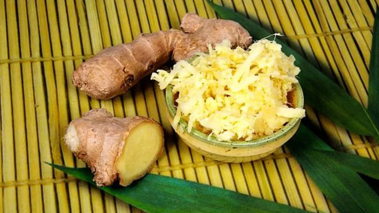 టిష్యూపేపర్‌లో చుట్టి అల్లం నిల్వ చేయండి. తాజా అల్లం కొనండి. దానిని పేపర్ టిష్యూలో బాగా చుట్టండి. ఇప్పుడు ఫ్రిజ్‌లో ఉంచండి. ఈ స్థితిలో అల్లం డీప్ ఫ్రీజర్‌లో ఉంచితే చాలా కాలం పాటు తాజాగా ఉంటుంది.