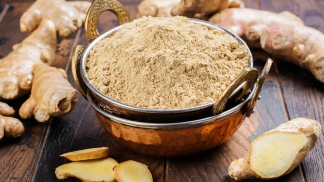 మీరు అల్లం పేస్ట్ లాగా అల్లం పొడిని కూడా తయారు చేసుకోవచ్చు. అవసరమైతే పొడి టవల్ తో తుడవండి. ఇప్పుడు మైక్రోవేవ్‌లో కాల్చండి. అల్లం మెత్తగా అయ్యాక మిక్సీలో మెత్తగా రుబ్బుకోవాలి.