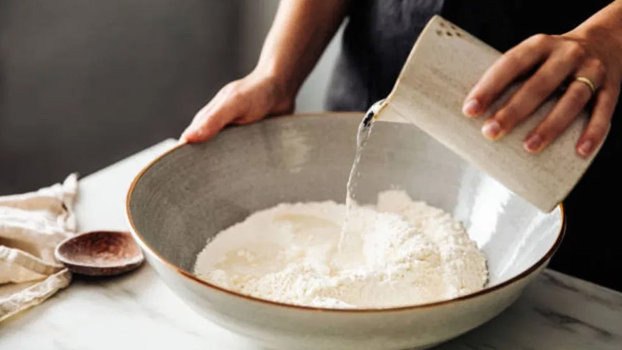 పిండిని పిసికి కలుపుతున్నప్పుడు చిటికెడు ఉప్పు కలపండి. దీని రుచిని మరింత పెంచుతుంది. కొద్దిగా నూనె కూడా వేయండి. తర్వాత పిండిని గోరువెచ్చని నీటిని కలపండి. ఇలా చేయడం వల్ల రొట్టె మృదువుగా మారుతుంది.