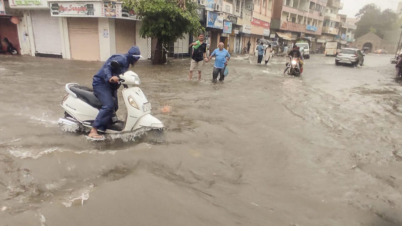 ఇప్పటికే నగరంలో తెలిపాటి నుండి మోస్తారు వర్షాలు ఎడతెరిపి లేకుండా కురుస్తున్నాయి. రోడ్లన్నీ మయమయ్యాయి. ఈదురుగాలులు గంటకు 30 నుండి 40 కి.మీ వేగంతో విచే అవకాశం ఉంది. పలు చోట్ల చెట్లు కూడా విరిగిపడే అవకాశం ఉన్నందున అప్రమత్తంగా ఉండాలని వాతావరణ శాఖ సూచిస్తుంది.