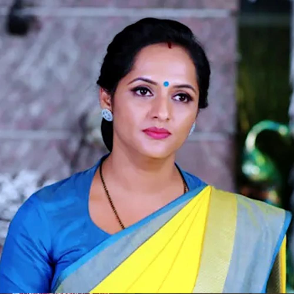 గుప్పెడంత మనసు సీరియల్ తో తెలుగు వారికి దగ్గరయ్యింది జగతి.. ఇందులో కొడుకు ప్రేమ కోసం ఆరాటపడే అమ్మగా ప్రేక్షకులను కంటతడి పెట్టించింది. సాంప్రదాయ కట్టుబొట్టుతో ఎంతో పద్దతిగా కనిపిస్తుంది. కానీ సోషల్ మీడియాలో మాత్రం హీరోయిన్‏కు తక్కువ కాదు. 