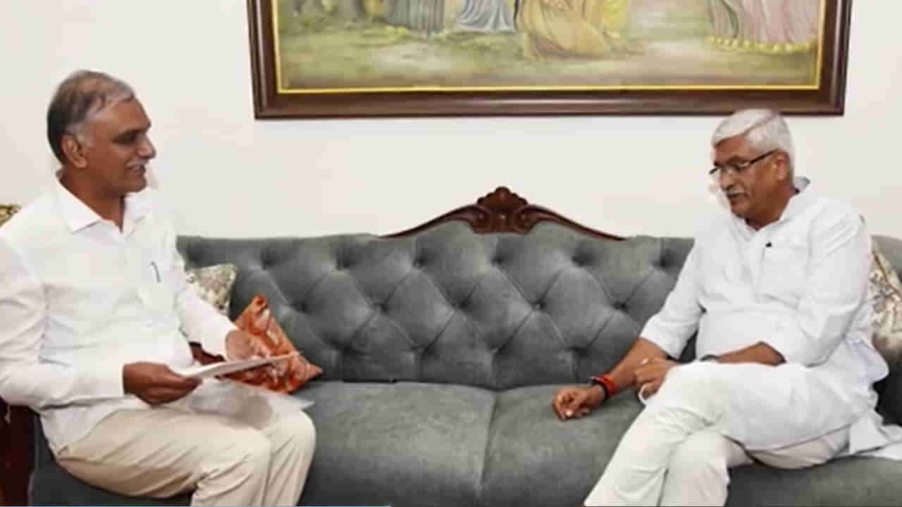 Minister Harish Rao: పోలవరం విస్తరణతో తెలంగాణకు నష్టం.. కేంద్రమంత్రికి వినతిపత్రం ఇచ్చిన మంత్రి  హరీష్ రావు..