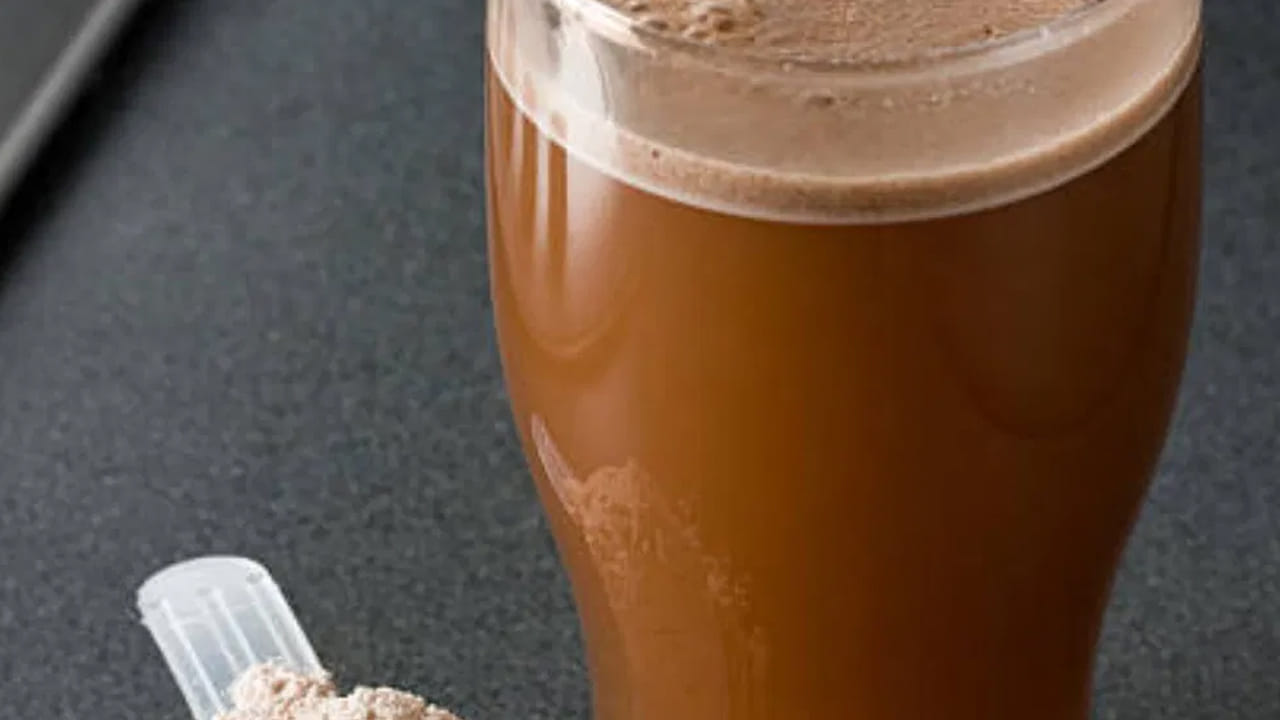 కాబట్టి ప్రొటీన్‌ పౌడర్‌ను బయటి నుంచి కొనకండి. అవసరమైన మేరకు ఇంట్లోనే తయారు చేసుకోండి. మీరు చాలా తక్కువ పదార్థాలతో దీన్ని తయారు చేయవచ్చు