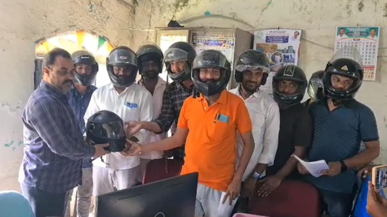 శిథిలావస్థలో ఉన్న ఈ తహాసిల్దార్ కార్యాలయాన్ని కూల్చివేసి నూతన భవనాన్ని నిర్మించాలని నిరసన తెలిపారు.