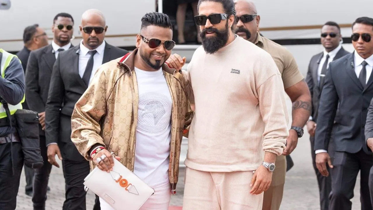 కేజీఎఫ్ ఫేమ్ హీరో యశ్ అకస్మాత్తుగా మలేషియాలో ల్యాండ్ అయ్యారు . అక్కడ అభిమానులు, ఫాలోవర్లు ఆయనకు ఘన స్వాగతం పలికారు.