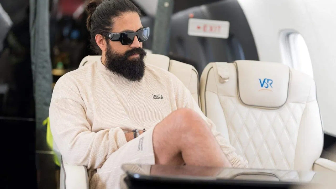 యశ్ తన స్నేహితులతో కలిసి ఓ ప్రైవేట్ చార్టర్డ్ ఫ్లైట్లో మలేషియా వెళ్లాడు. అయితే కొత్త సినిమా కోసం మలేషియా వెళ్లాడని చాలామంది భావించారు.