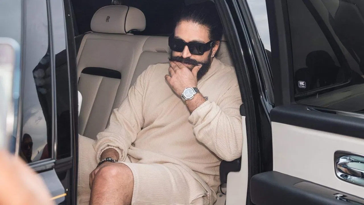 అయితే గోల్డ్ షోరూమ్ని ప్రారంభించేందుకు యశ్ మలేషియా వెళ్లారని తెలుస్తోంది. ఈ సందర్భంగా మలేషియాలోని భారతీయులు, అలాగే కన్నడిగులు యష్ను కలిసేందుకు పోటీ పడ్డారు.