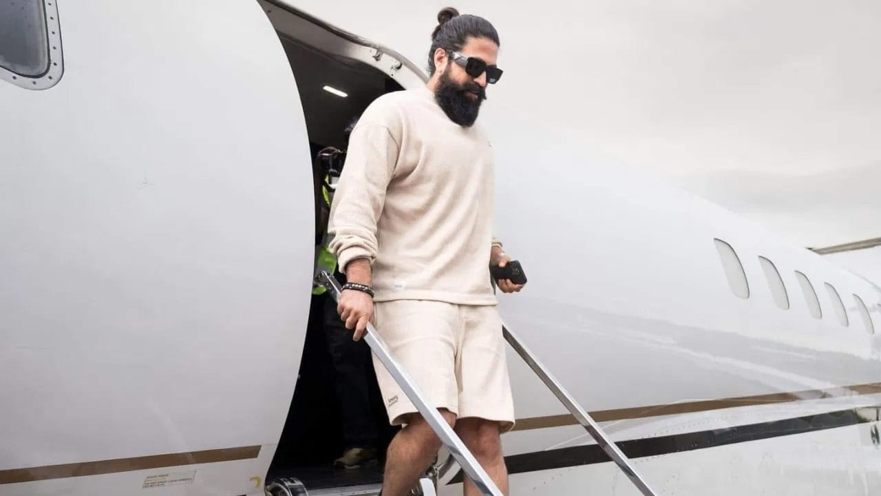 ఈ సందర్భంగా చాలామంది రాకీ భాయ్తో కలిసి ఫొటోలు, సెల్ఫీలు దిగారు. ఈ సందర్భంగా ఒక కళాకారుడు యశ్ తల్లిదండ్రులు, భార్య, పిల్లలు ఇతర కుటుంబ సభ్యులతో కూడిన చిత్ర పటాన్నిహీరోకు బహుమతిగా అందజేశాడు.