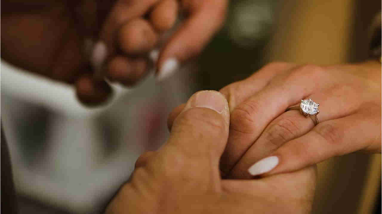 Cricket: బరిలోకి దిగితే తుఫాన్ బ్యాటింగ్తో ఊచకోత.. కట్చేస్తే.. 49 ఏళ్ల వయసులో హీటెక్కించే ఫొటోతో ఎంగేజ్మెంట్..