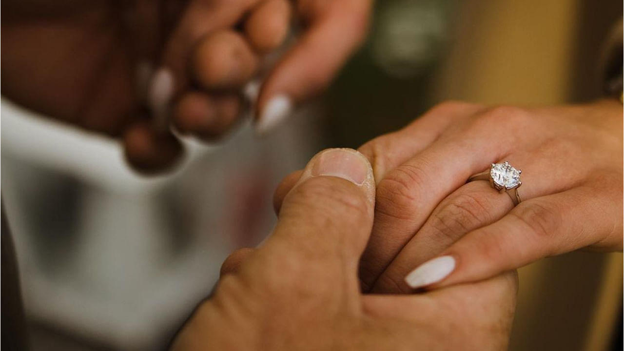 Cricket: బరిలోకి దిగితే తుఫాన్ బ్యాటింగ్‌తో ఊచకోత.. కట్‌చేస్తే.. 49 ఏళ్ల వయసులో హీటెక్కించే ఫొటోతో ఎంగేజ్‌మెంట్..