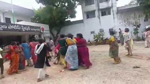 Watch Video: బాబోయ్.. పోలీసులే హడలిపోయిన సీన్.. స్టేషన్లోనే పొట్టు పొట్టుగా కొట్టుకున్న హిజ్రాలు..
