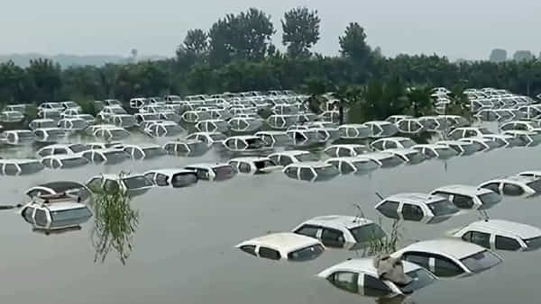 Flash Floods Video: హిండన్ నది ఒడ్డున కార్ల బతుకమ్మలు.. షాకింగ్ వీడియో మీ కోసం..