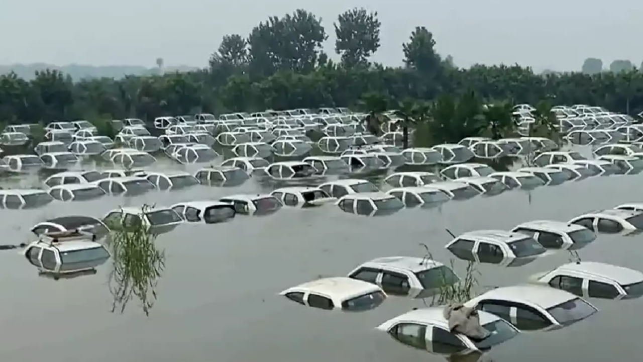 Flash Floods Video: హిండన్ నది ఒడ్డున కార్ల బతుకమ్మలు.. షాకింగ్ వీడియో మీ కోసం..
