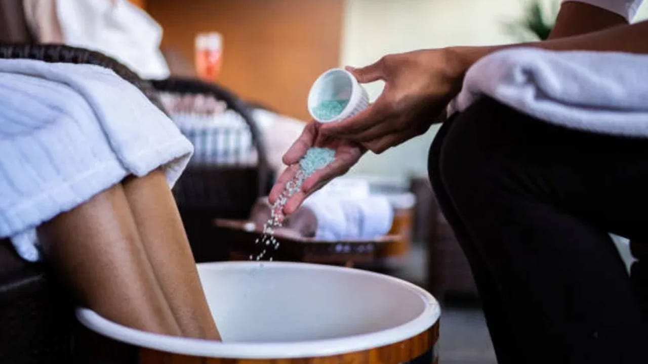 ముఖ్యంగా రోజూ ఇంటి నుంచి బయటకు వెళ్లేవారికి ఈ సమస్య అధికంగా ఉంటుంది. వేడి, చెమట, ఎండలతో చేతులు, కాళ్లకు టాన్ ఏర్పడుతుంది. కనుక బయటి నుండి ఇంటికి వచ్చిన తర్వాత ప్రతిరోజూ మీ చేతులు, కాళ్ళను శుభ్రంగా కడుక్కోండి. అనంతరం ఈ చిట్కాను అనుసరించండి. ఇలా చేయడం డార్క్ స్పాట్‌లను సులభంగా తొలగిస్తుంది. పాదాలు చాలా శుభ్రంగా కనిపిస్తాయి.
