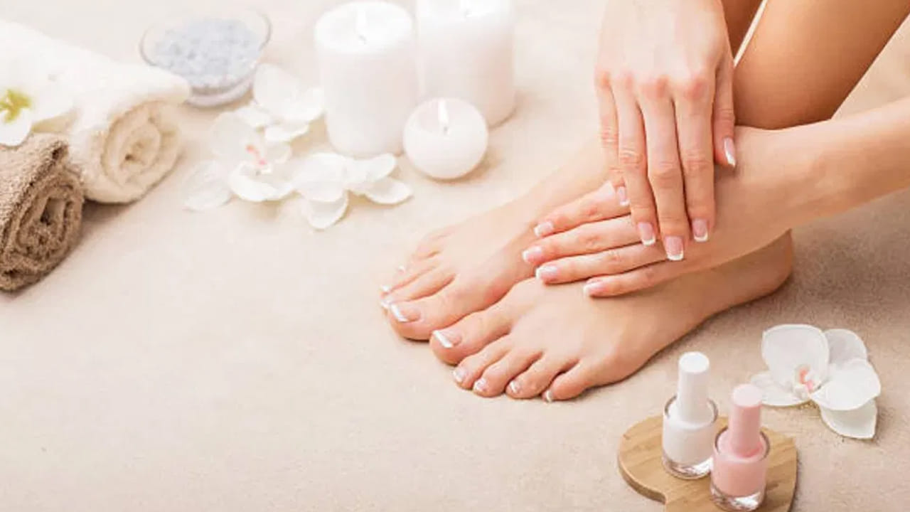 
ఇప్పుడు ఒక గిన్నెలో పంచదార, కొబ్బరి నూనెను బాగా మిక్స్ చేసి మీ చేతులు, కాళ్ళపై బాగా రుద్దండి. చక్కెర చర్మానికి మెరుపును తీసుకురావడానికి సహాయపడుతుంది. ఇది చాలా బాగా స్క్రబ్ చేస్తుంది. నిమిషం పాటు బాగా మసాజ్ చేసి, నీళ్లతో చేతులు కడుక్కోవాలి. ఇది చర్మాన్ని మెరిసేలా చేస్తుంది. ఇలా చేయడం వలన  చేతులు, కాళ్ళు మృదువుగా ఉంటాయి. వారానికి ఒకసారి ఇలా చేస్తే చాలా మంచి ఫలితాలు వస్తాయి