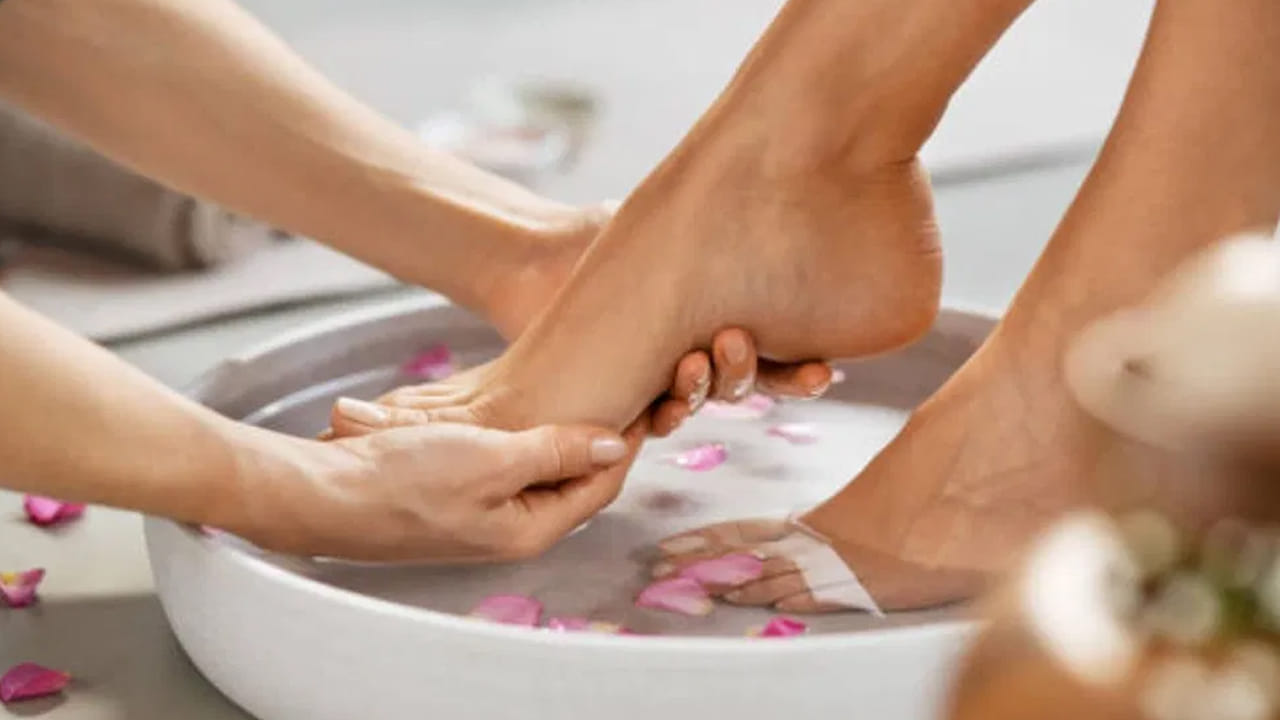 ఒక పెద్ద టబ్ తీసుకుని అందులో రెండు పెద్ద కప్పుల వేడి నీటిని వేయాలి. అందులో ఒక చెంచా బేకింగ్ సోడా, సగం నిమ్మరసం వేయండి. నిమ్మ తొక్కను కూడా వేడి నీటిలో వదిలిపెట్టండి. ఈ మిక్సింగ్ వాటర్ చేతులు, కాళ్ల నలుపుని తొలగిస్తుంది. 