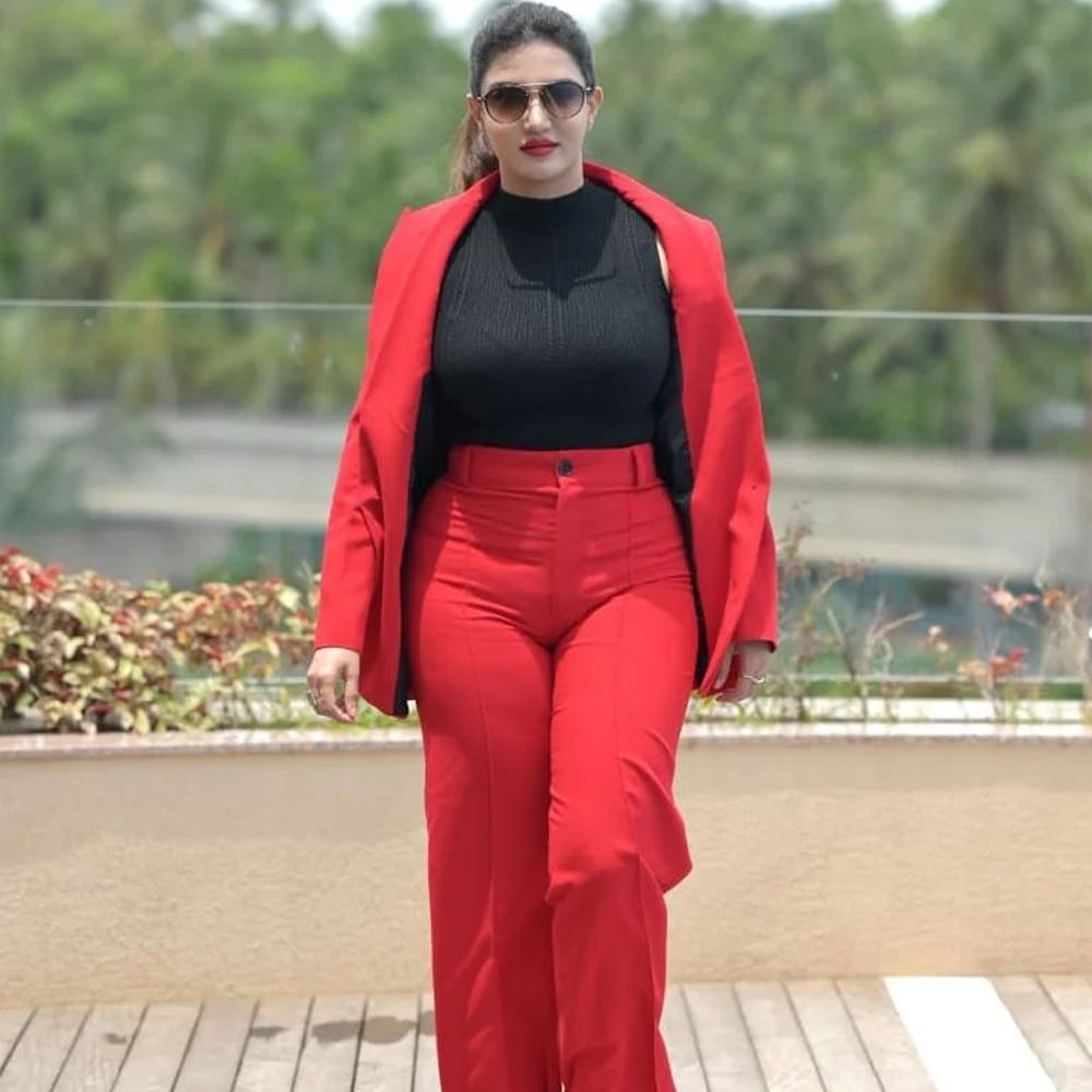 హనీ రోజ్ వీరసింహారెడ్డి సినిమాతో వన్ నైట్ స్టార్ అయిపోయింది.. ఖంగుతినిపించే లుక్స్ తో ఎప్పటికప్పుడు కుర్రకారును కవ్విస్తుంటుంది ఈ ముద్దుగుమ్మ.. తెలుగులో చేసింది ఒక్క సినిమా అయిన అందరి దృష్టి ఆకర్షించింది హనీ రోజ్..