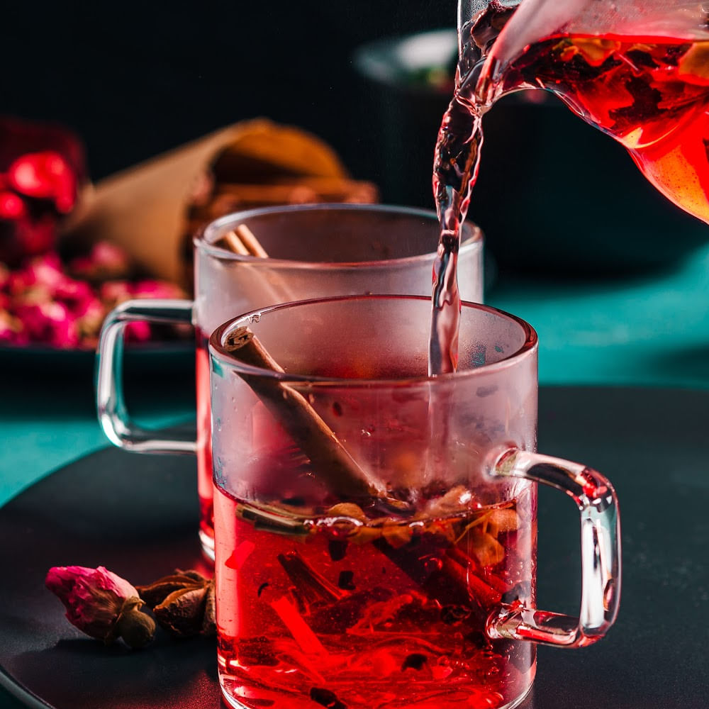 ఈ టీని తాగడం వల్ల మూడ్ని రిఫ్రెష్ చేయడమే కాక టెన్షన్ను తగ్గించడానికి సహాయపడుతుంది. ఇదే కాకుండా మీ బరువును తగ్గిస్తుంది. గ్రీన్ టీ మాత్రమే కాదు రోజ్ టీ కూడా బరువు పెరుగుట సమస్యను నియంత్రించడంలో ఉపయోగపడుతుంది. గులాబీ రేకులతో తాయారు చేసిన ఈ టీలో యాంటీ ఆక్సిడెంట్,యాంటీ ఇన్ఫ్లమేటరీ లక్షణాలు పుష్కలంగా ఉన్నాయి. ఇది మీకు బరువు తగ్గడంలో సహాయపడుతుంది.