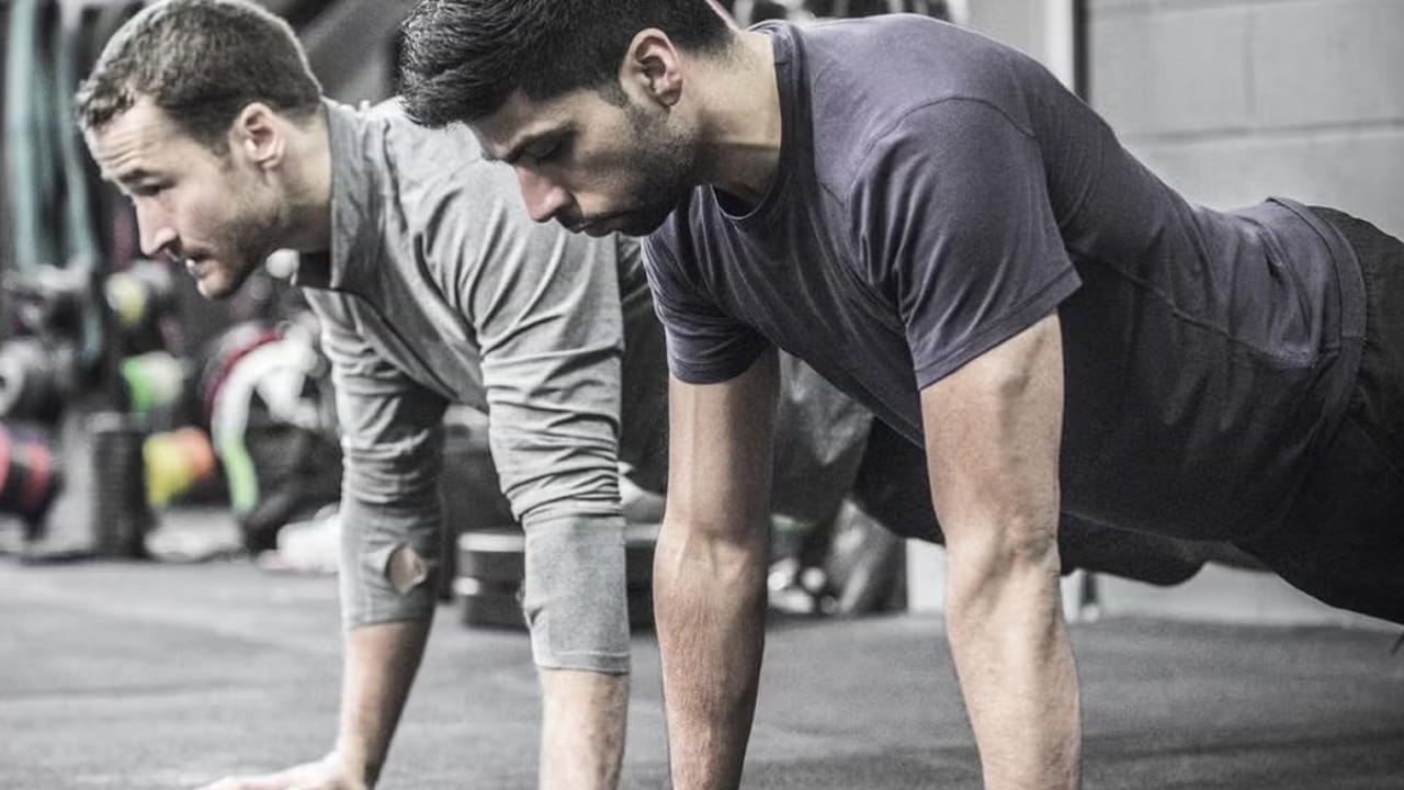 వేగంగా వ్యాయామాలు చేసేటప్పుడు గుండె మరింత బలంగా ఆక్సిజన్‌తో కూడిన రక్తాన్ని పంప్ చేస్తుంది. దీనివల్ల గుండెమీద ఒత్తిడి పెరుగుతుంది. కొన్నిసార్లు అకస్మాత్తుగా గుండె స్తంభించే అవకాశం ఉంటుంది. అందుకే ఈ ప్రమాదం నుంచి తప్పించుకోవాలంటే పలు జాగ్రత్తలు తీసుకోవాలి. 